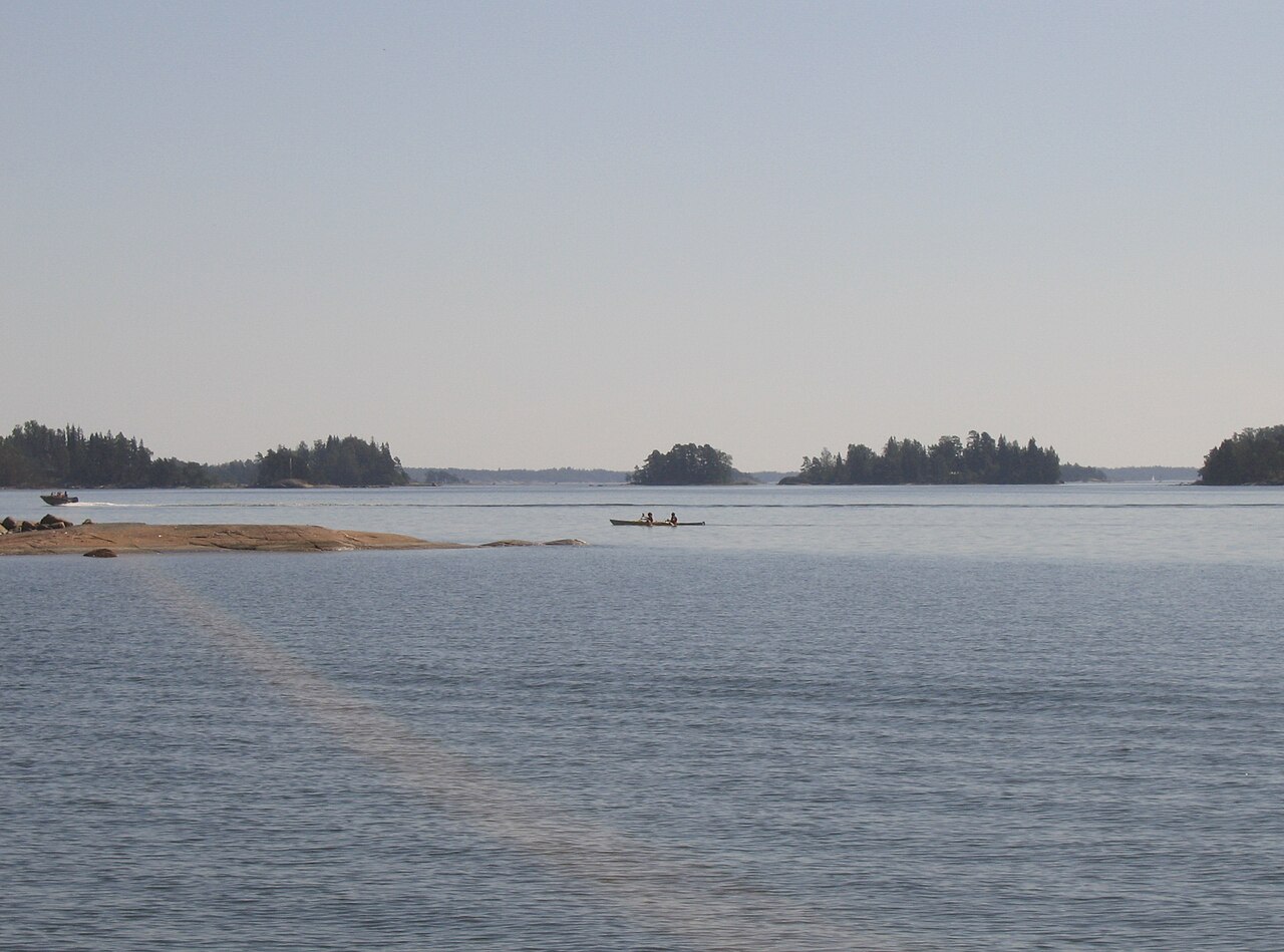 Merikajakkeja ja saariston kallioita Sipoon saaristossa