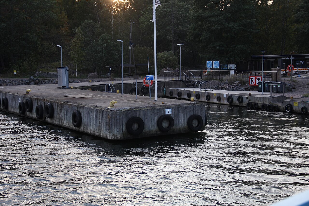 Vallisaaren metsäinen ranta mereltä kuvattuna