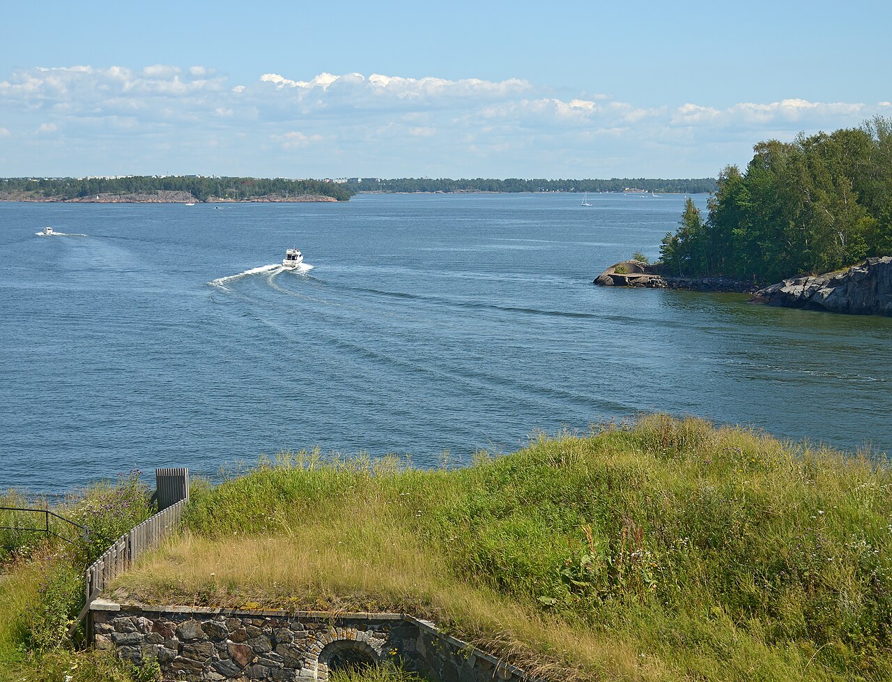 Näkymä Suomenlinnasta Vasikkasaareen ja Vallisaareen
