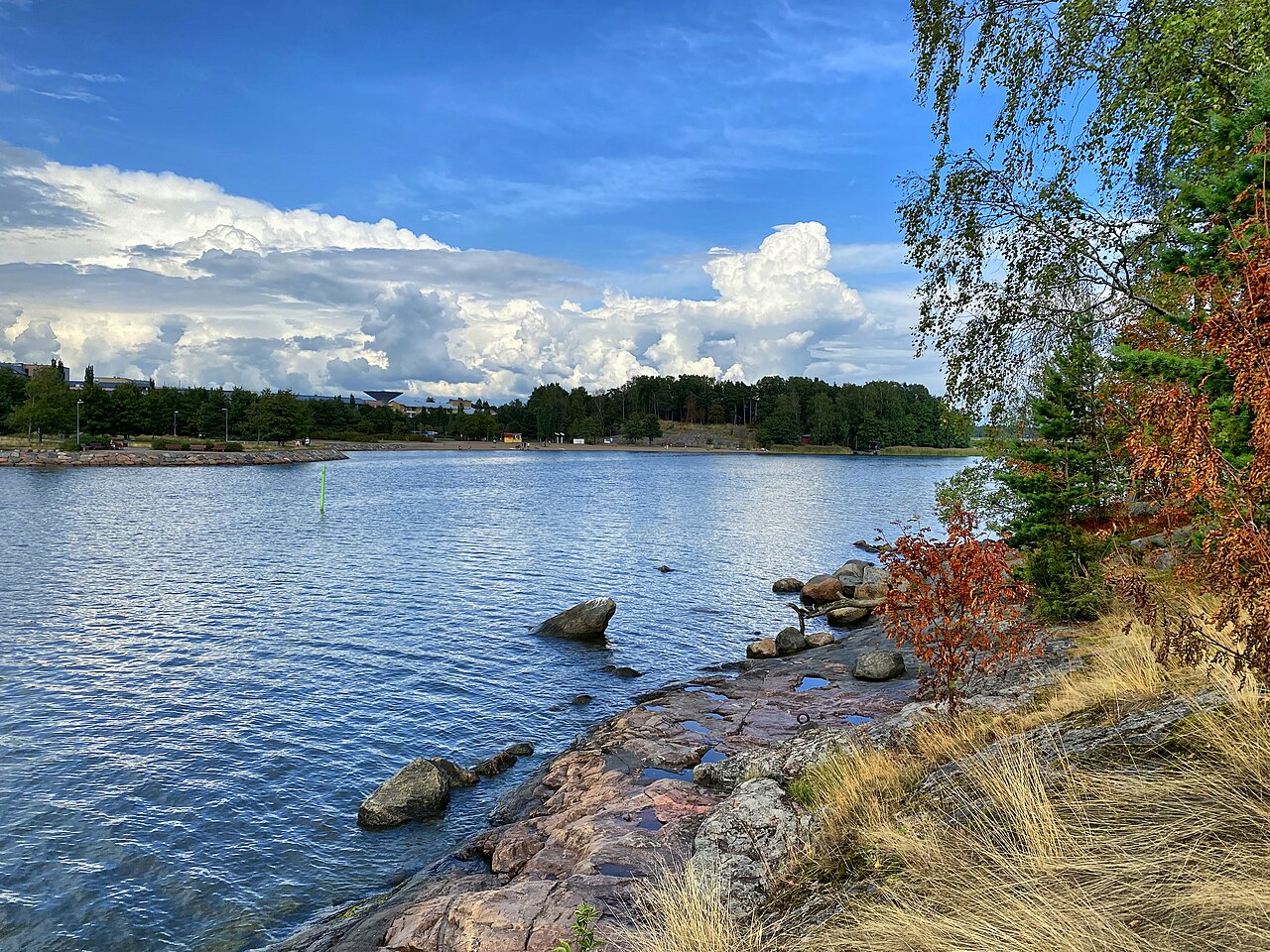 Kapea salmi saarten välissä Helsingissä elokuussa