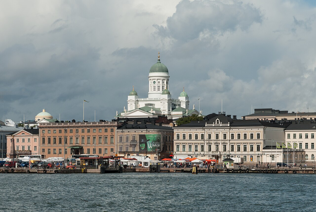 Kauppatorin rakennuksia ja Tuomiokirkko taustalla